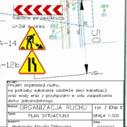 Plan sytuacyjny organizacji ruchu, rysunek techniczny z oznaczeniami drogowymi i informacjami o projekcie kanalizacji i przyłączach wodnych dla domu jednorodzinnego, skala 1:500.