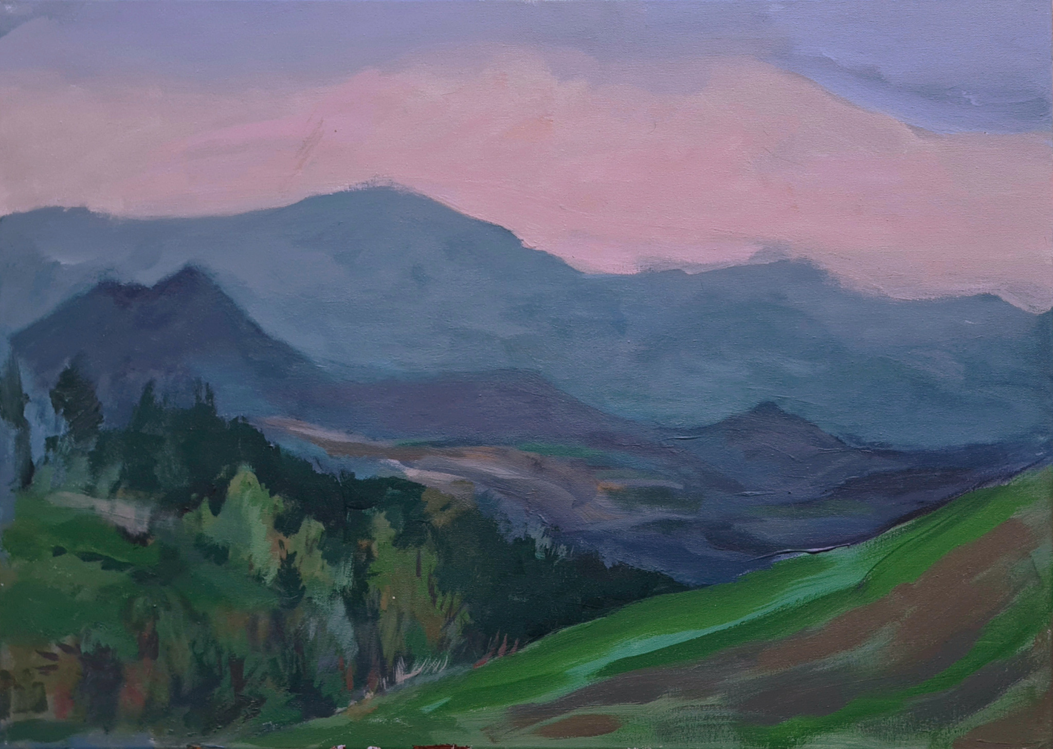Pejzaż olejny przedstawiający góry w odcieniach zieleni i błękitu pod różowym niebem, widoczne pociągnięcia pędzla i faktura farby.
