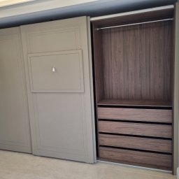 PPHU Prostyle Marcin Jankowski - Szafa z drzwiami suwanymi, system Hettich, fronty lakierowane. Na środkowym froncie ramka na telewizor.