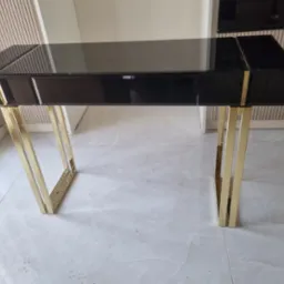 Toaletka, czarne szkło, nogi złoty połysk. Produkcja własna w/g projektu.