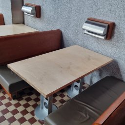 Loże z giętej sklejki i stoły z płyty stolarskiej.
Restauracja, Stocznia.