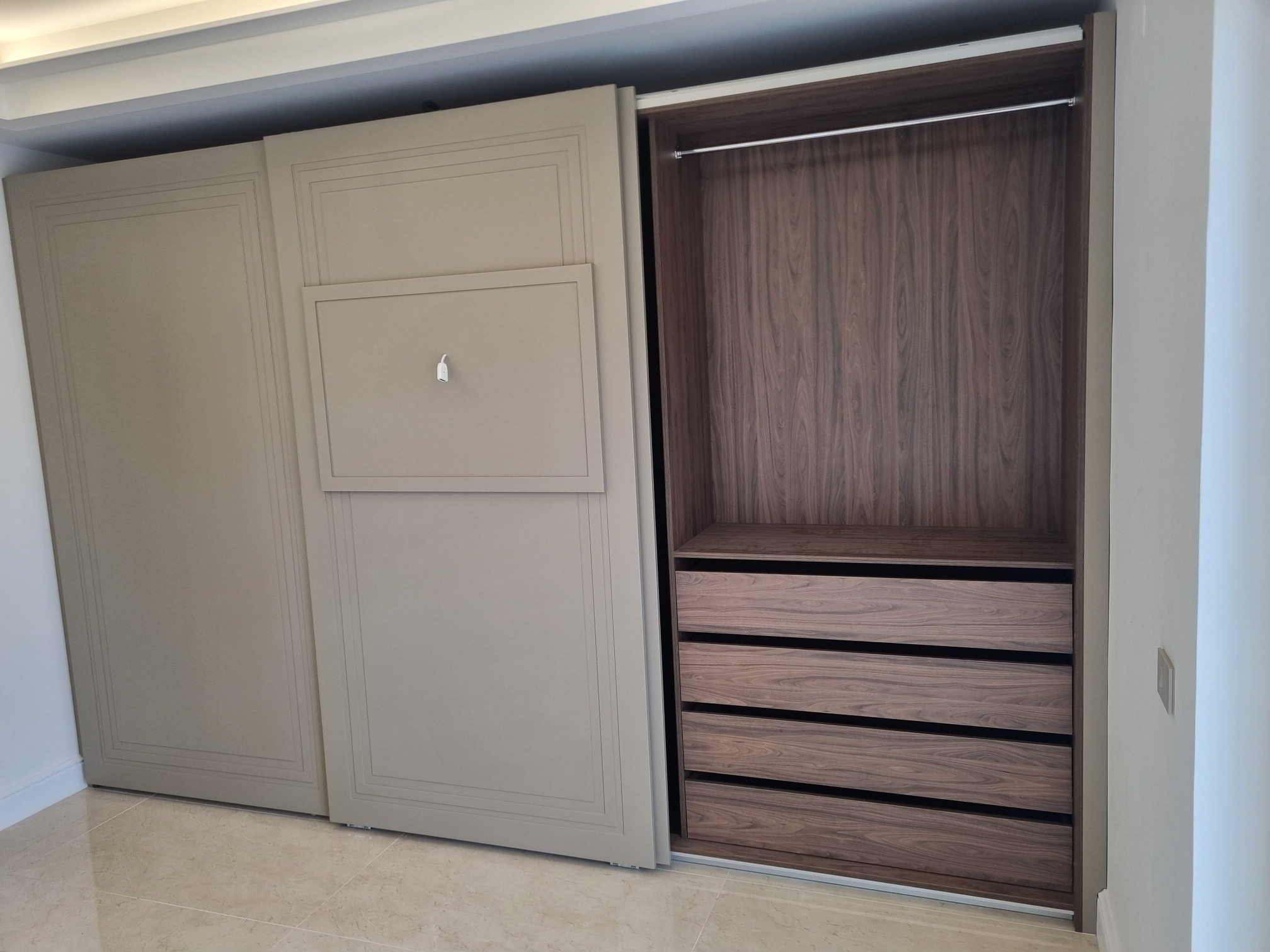 Szafa z drzwiami suwanymi, system Hettich, fronty lakierowane. Na środkowym froncie ramka na telewizor.