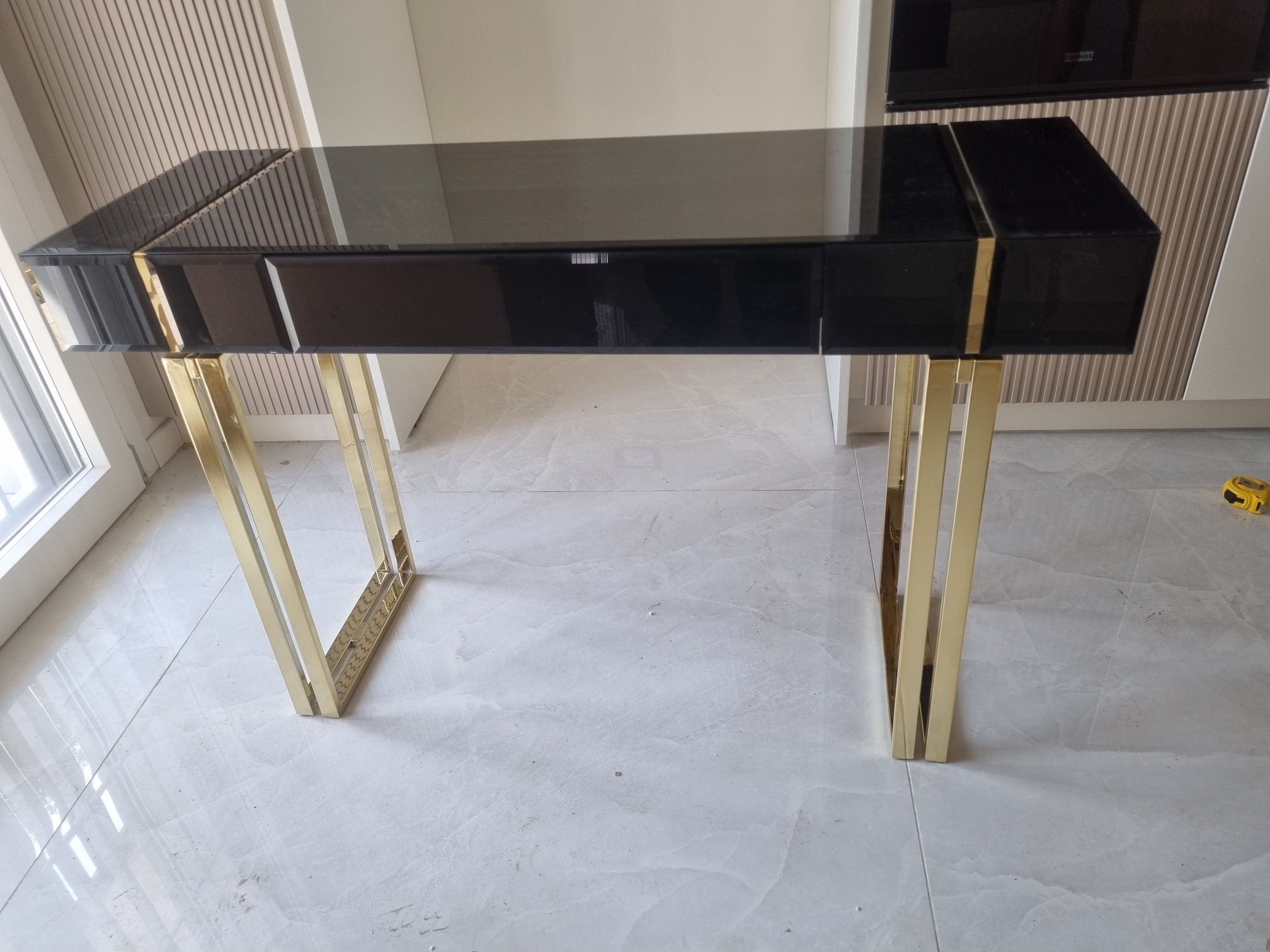 Toaletka, czarne szkło, nogi złoty połysk. Produkcja własna w/g projektu.