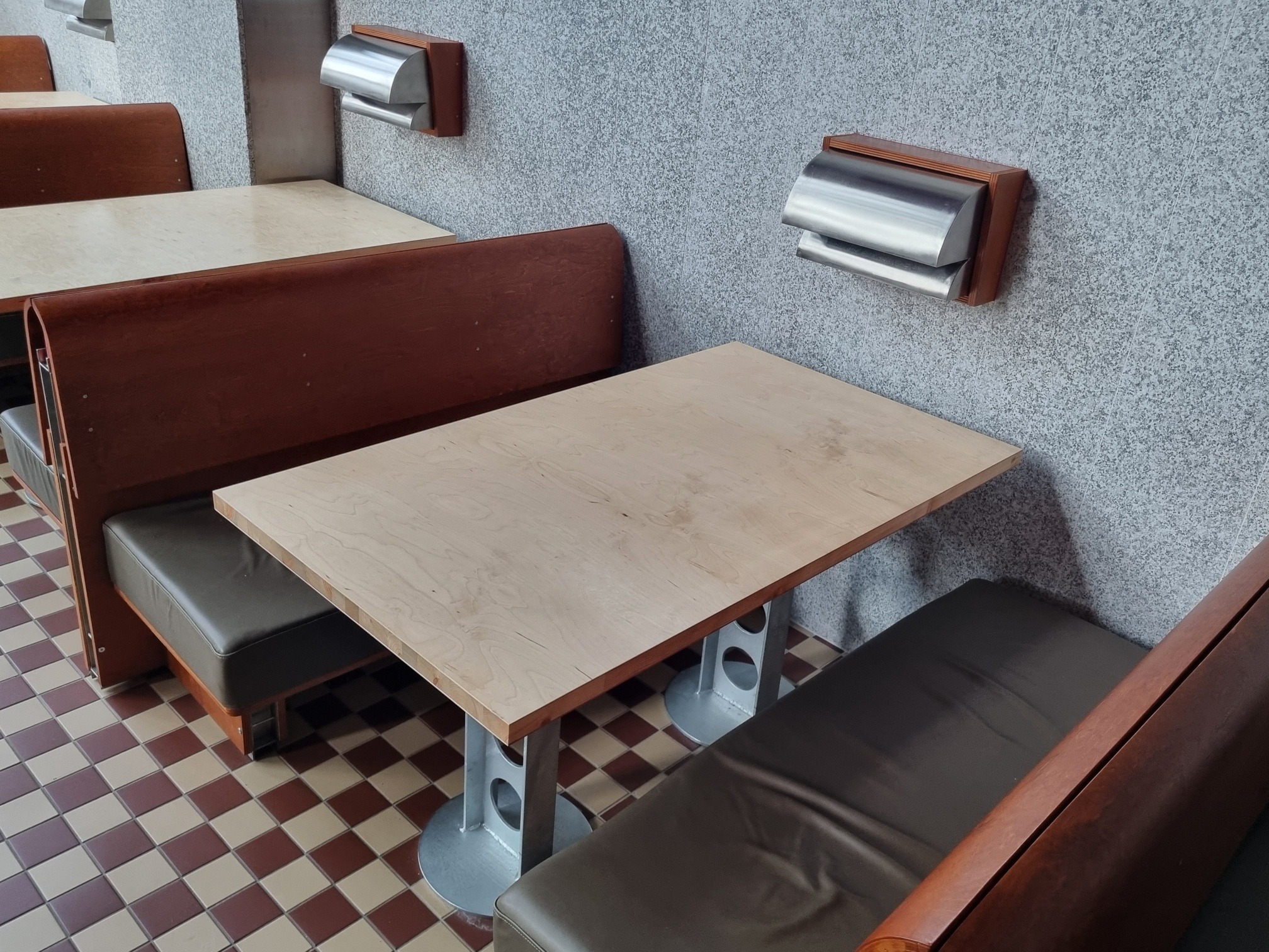 Loże z giętej sklejki i stoły z płyty stolarskiej. Restauracja, Stocznia.