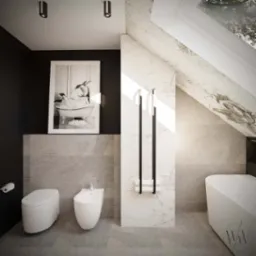 Nowoczesna łazienka na poddaszu z toaletą, bidetem, grzejnikiem drabinkowym i wanną; na ścianie czarno-biały plakat z pingwinami w wannie.