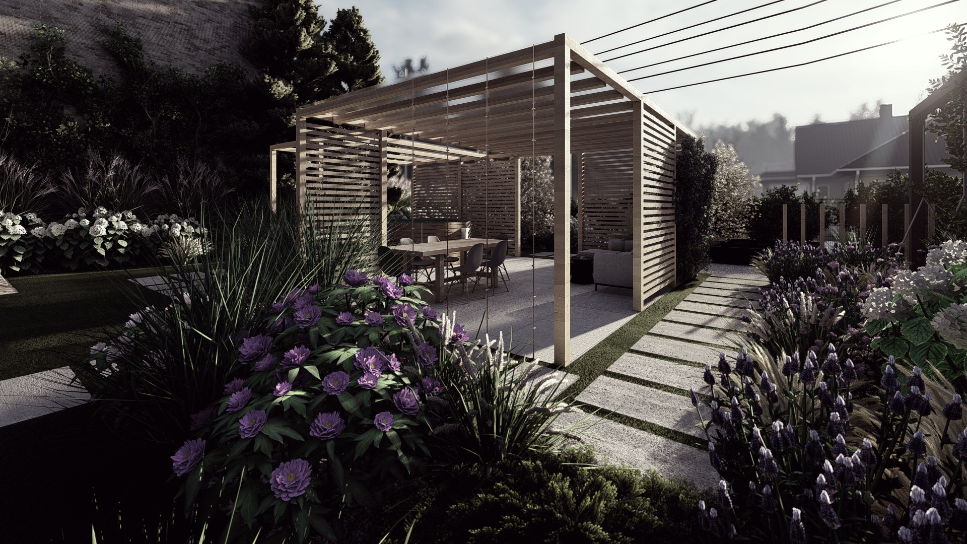 Nowoczesna drewniana pergola z żaluzjowymi ścianami, wyposażona w stół z krzesłami i sofę, otoczona kwitnącymi fioletowymi i białymi kwiatami oraz ścieżką z płyt betonowych.