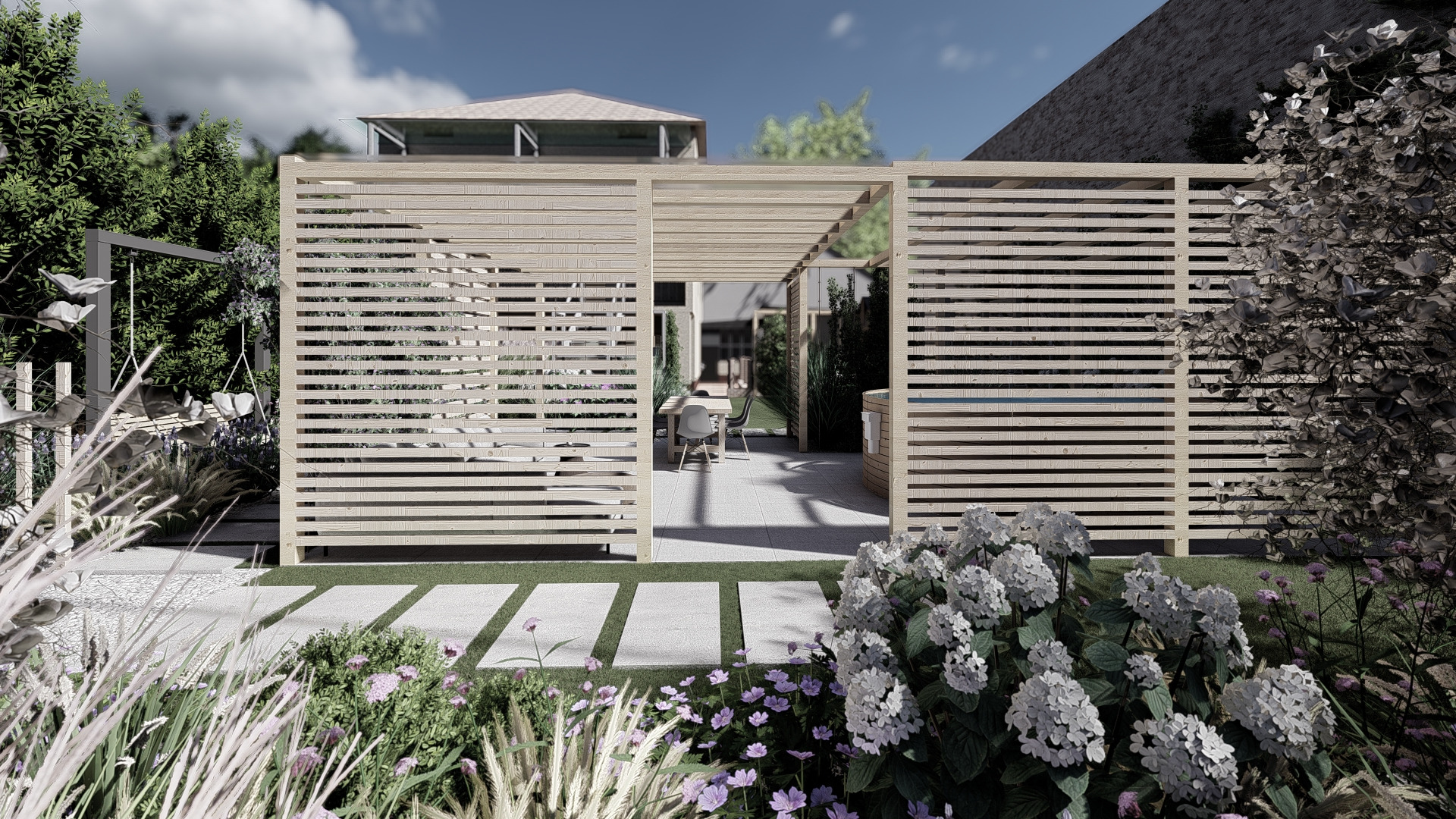 Pergola z jasnego drewna z poziomymi listwami, widok przez konstrukcję na stół z krzesłami, w tle zieleń i budynek, na pierwszym planie kwitnące hortensje i ścieżka z płyt.