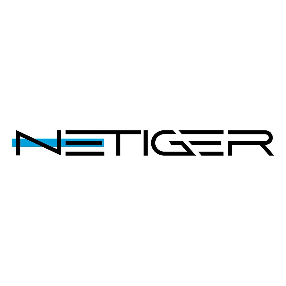 Minimalistyczne logo firmy NETIGER w kolorze czarnym z niebieskim akcentem w kształcie krótkiej poziomej linii nad literą N, na białym tle.
