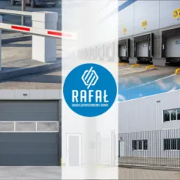 Kompozycja zdjęć przedstawiająca szlaban parkingowy z czerwonymi pasami, bramę przemysłową z oknami, doki załadunkowe z numerami 35, 36 i 37 oraz ogrodzenie z bramą, nałożone na logo firmy Rafał...