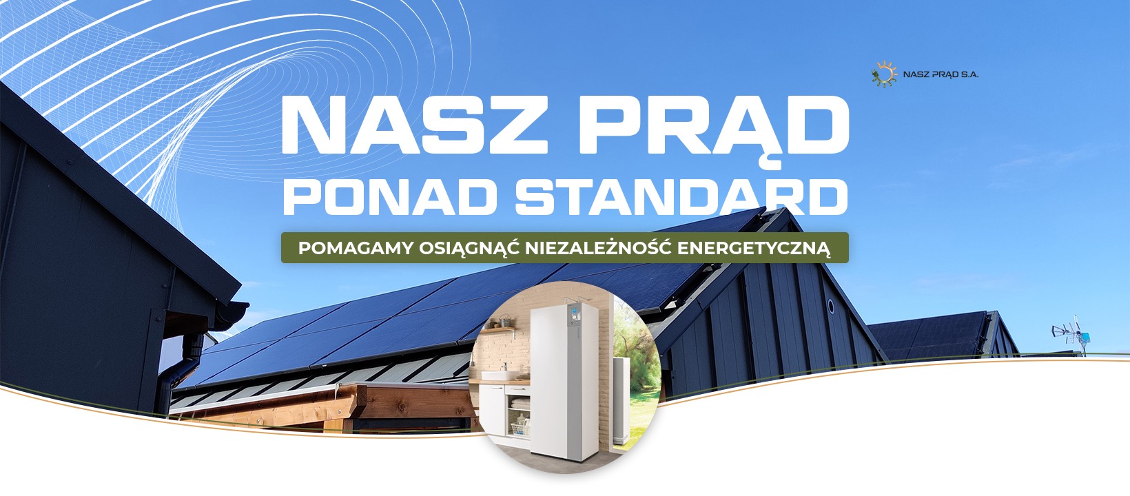 Grafika reklamowa: panele fotowoltaiczne na dachu domu i pompa ciepła w pomieszczeniu, logo firmy Nasz Prąd S.A.