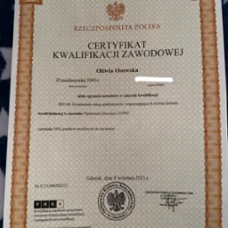 Skan certyfikatu kwalifikacji zawodowej Oliwii Osowskiej na opiekunkę dziecięcą, wydany 8 września 2021 roku w Gdańsku, z pieczęciami i numerem dokumentu.