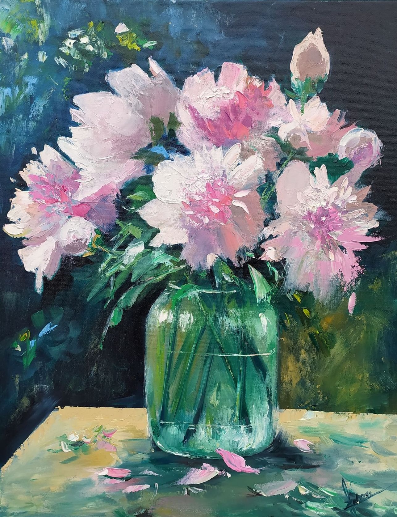 Olejny obraz przedstawia bukiet bladoróżowych piwonii w szklanym wazonie na żółtym stole, z ciemnym, abstrakcyjnym tłem. Widoczne impasto i płatki kwiatów na stole.