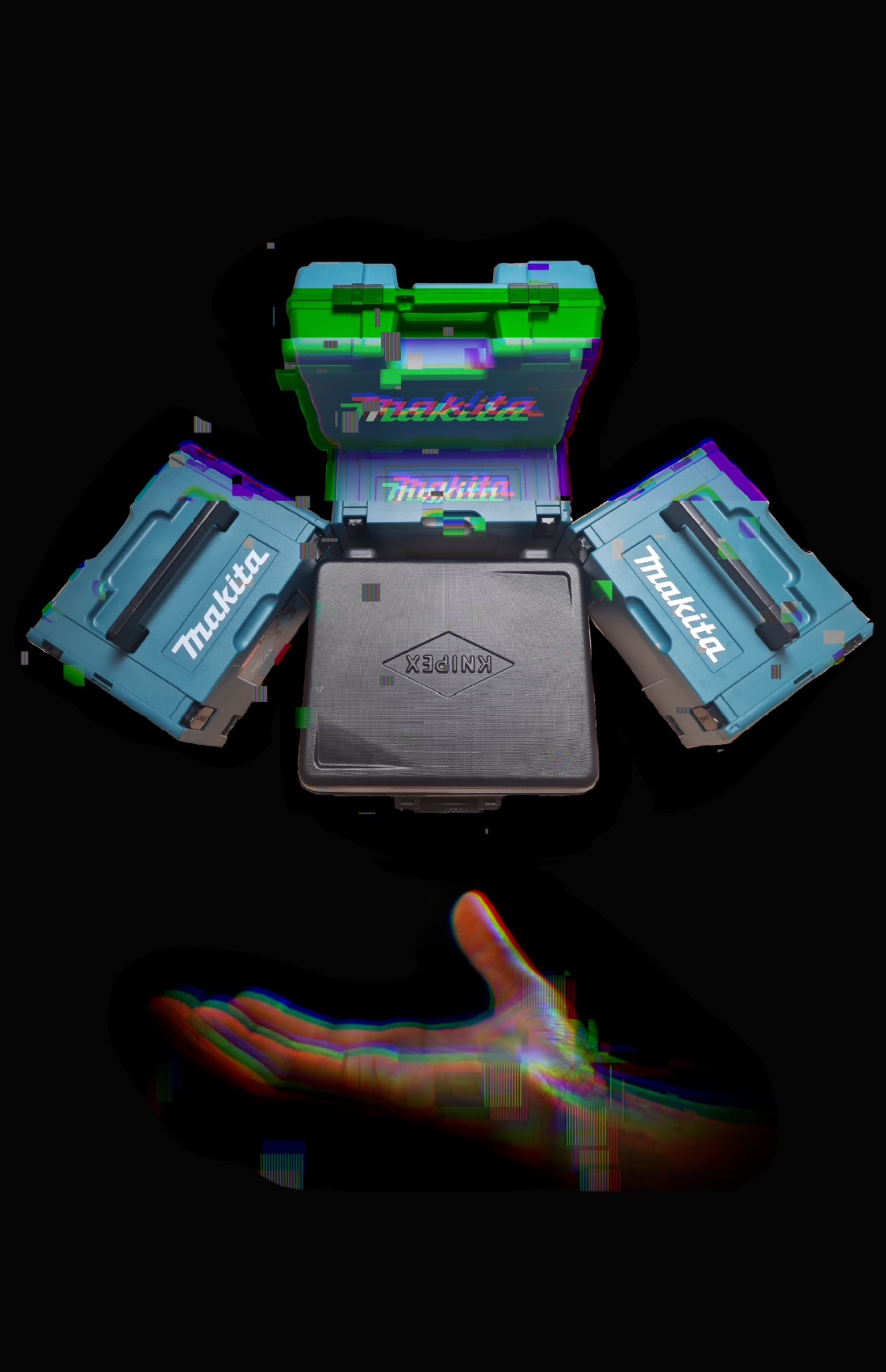 Cztery otwarte skrzynki narzędziowe firm Makita i Knipex, ułożone w kształt kwiatu, z efektem glitch art i dłonią w dolnej części zdjęcia.