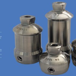 Steelbo Sp. z o.o. - Precyzyjnie wykonane, nierdzewne adaptery przedłużające z gwintem wewnętrznym i zewnętrznym, w różnych rozmiarach, ustawione na niebieskim tle, z widocznymi oznaczeniami producenta.