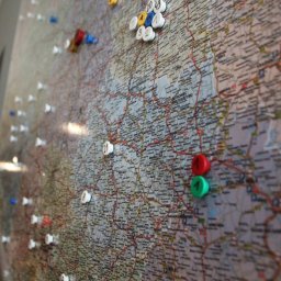 TEKSADO sp. z o. o. - Mapa z zaznaczonymi lokalizacjami za pomocą pinezek z numerami, prawdopodobnie planowanie tras lub obszarów działania.