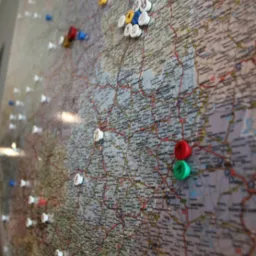 Mapa z zaznaczonymi lokalizacjami za pomocą pinezek z numerami, prawdopodobnie planowanie tras lub obszar&oacute;w działania.