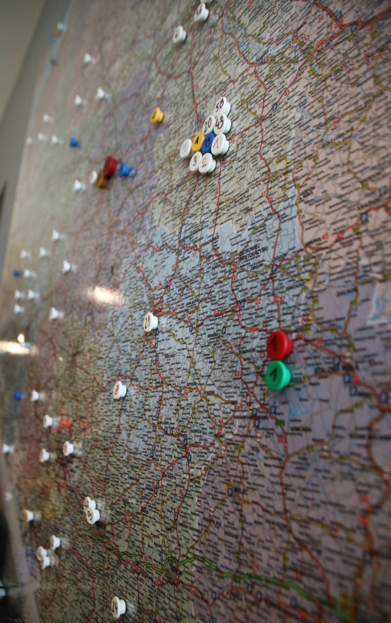Mapa z zaznaczonymi lokalizacjami za pomocą pinezek z numerami, prawdopodobnie planowanie tras lub obszarów działania.