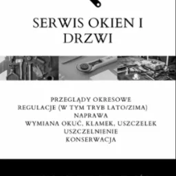Czarno-biała reklama usług serwisowych okien i drzwi, z ikoną klucza francuskiego, listą oferowanych usług (przeglądy, regulacje, naprawa, wymiana okuć, uszczelnienie, konserwacja) oraz danymi...