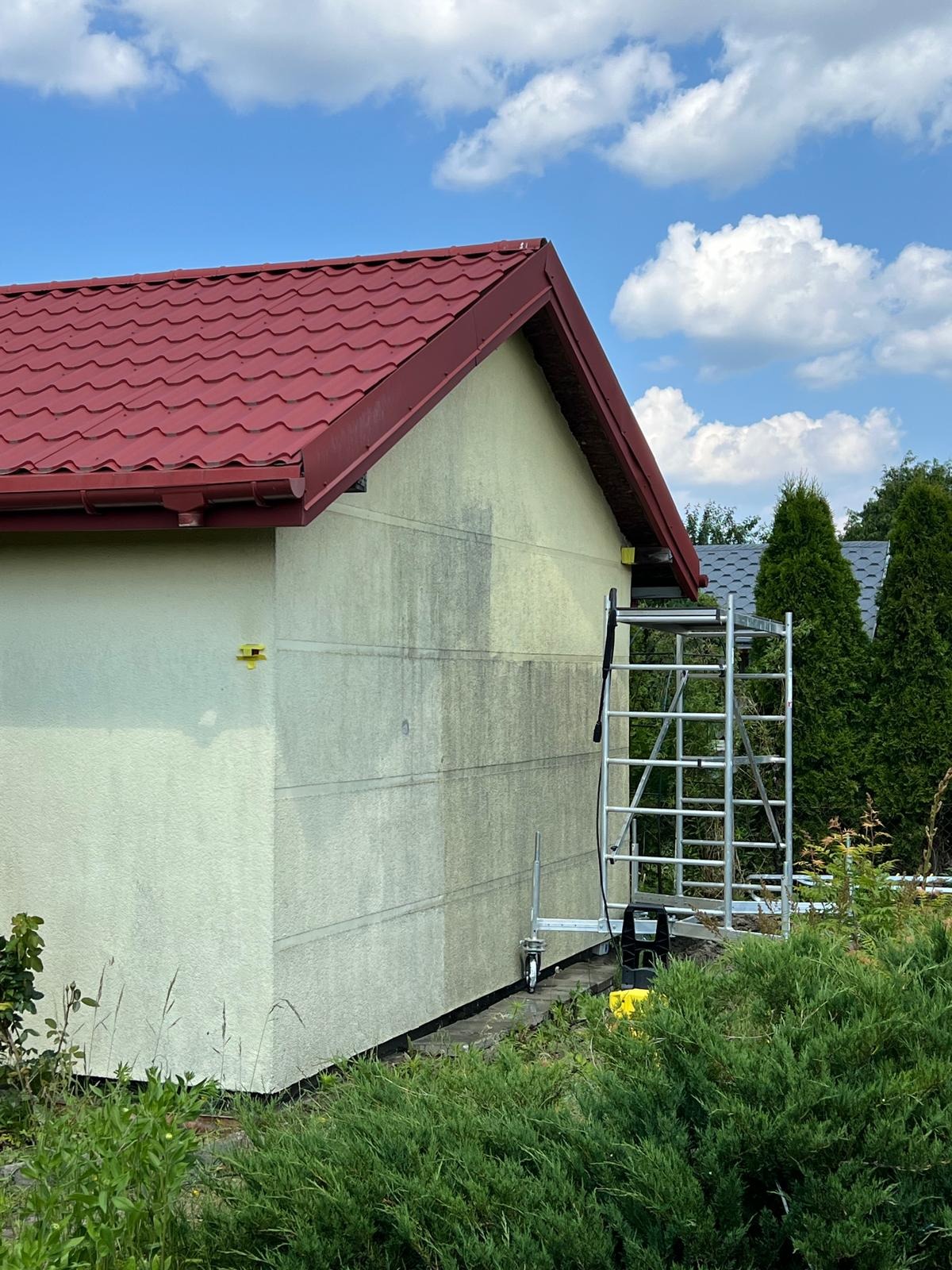 Mycie elewacji domku letniskowego w Bydgoszczy