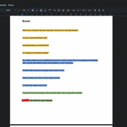Dokument tekstowy z pytaniami i fragmentami tekstu podświetlonymi r&oacute;żnymi kolorami, otwarty w edytorze tekstu.