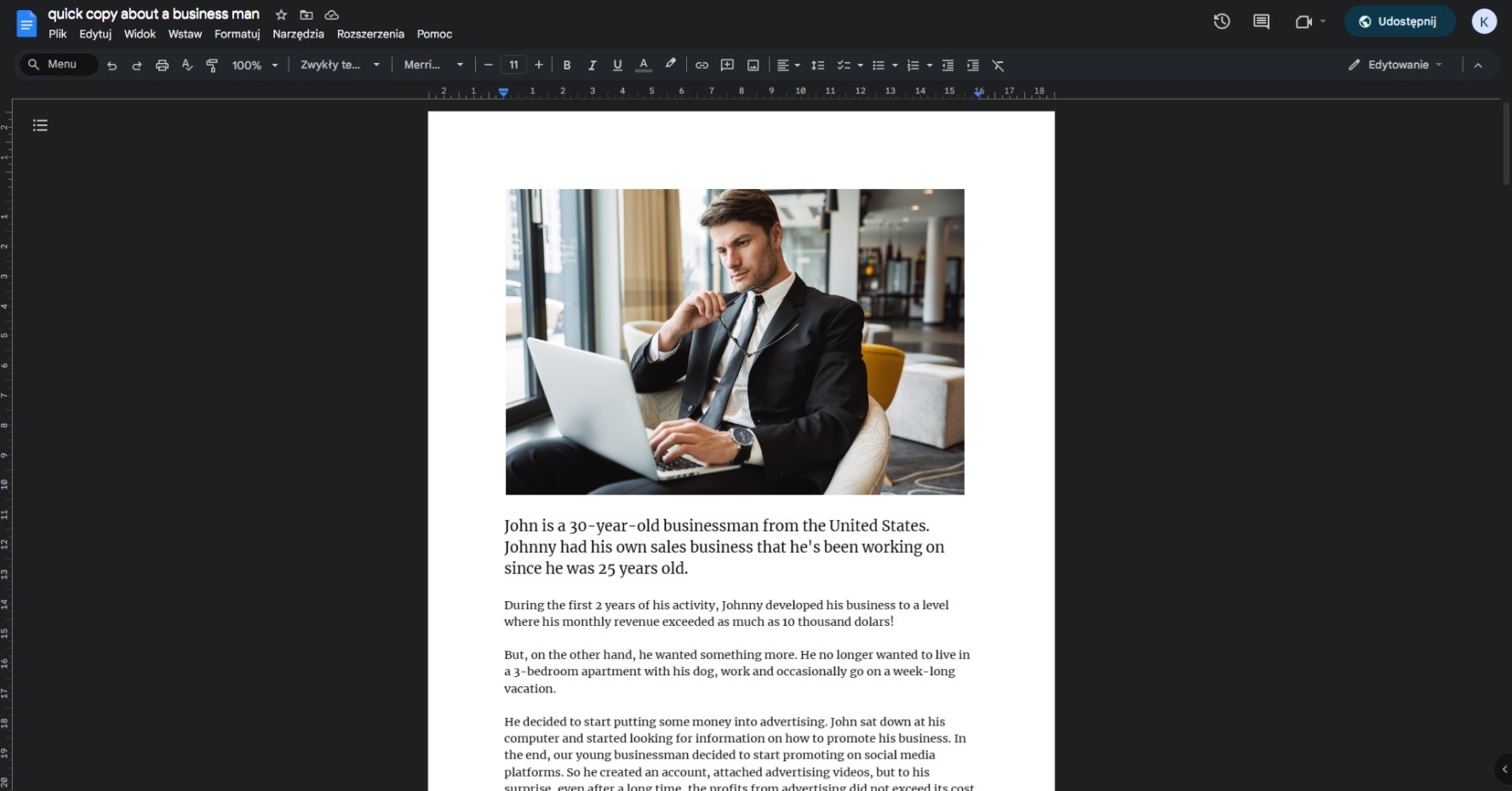 Tekst w edytorze z ilustracją biznesmena w garniturze, pracującego na laptopie w eleganckim wnętrzu.