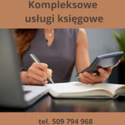 Kobieta z pierścionkiem na palcu używa kalkulatora i długopisu nad otwartym notatnikiem, laptop w tle, kontaktowe dane firmy na dole.