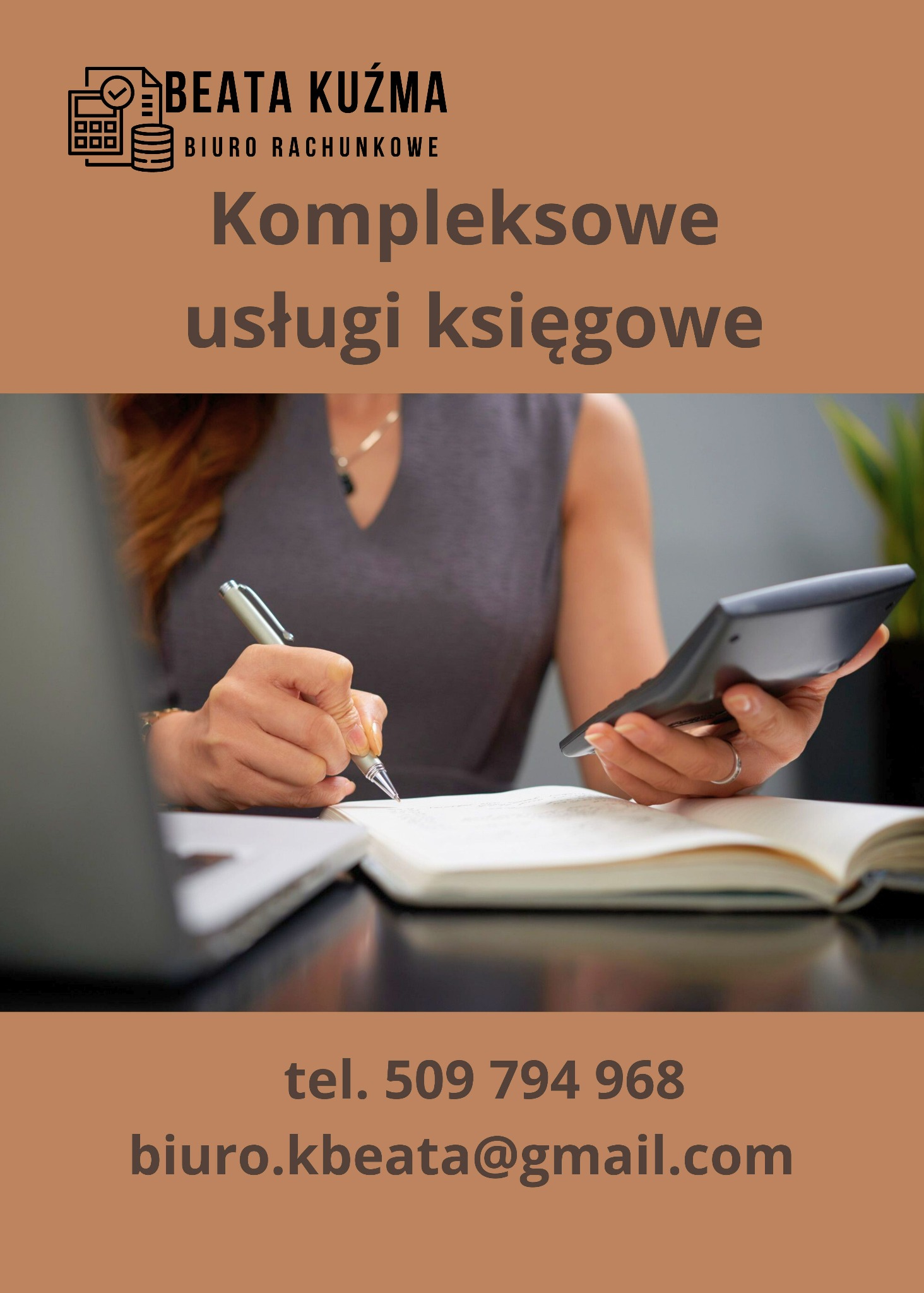 Kobieta z pierścionkiem na palcu używa kalkulatora i długopisu nad otwartym notatnikiem, laptop w tle, kontaktowe dane firmy na dole.