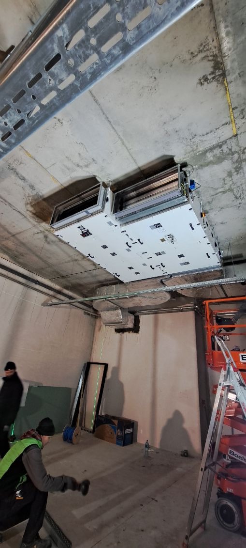 Montaż centrali wentylacyjnej oraz doprowadzenie kanałów wentylacyjnych czerpni i wyrzutni