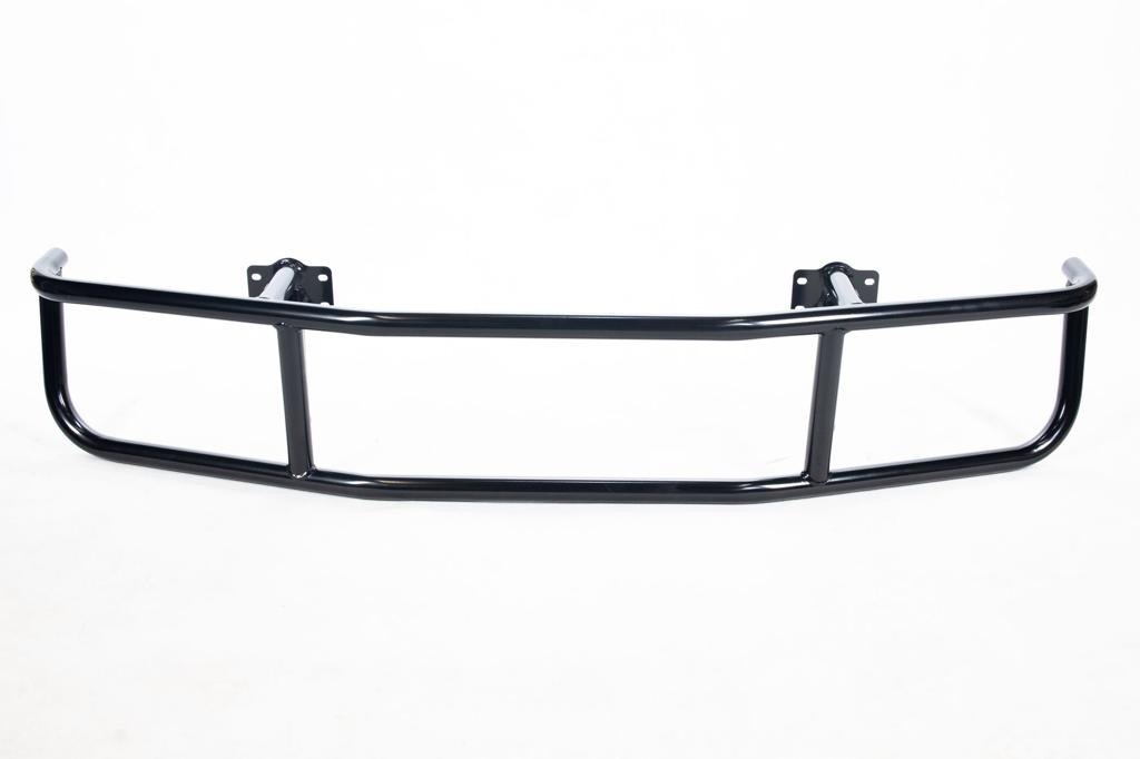 Czarny, stalowy, spawany zderzak ochronny do pojazdu, widok z przodu na białym tle, z widocznymi uchwytami montażowymi.