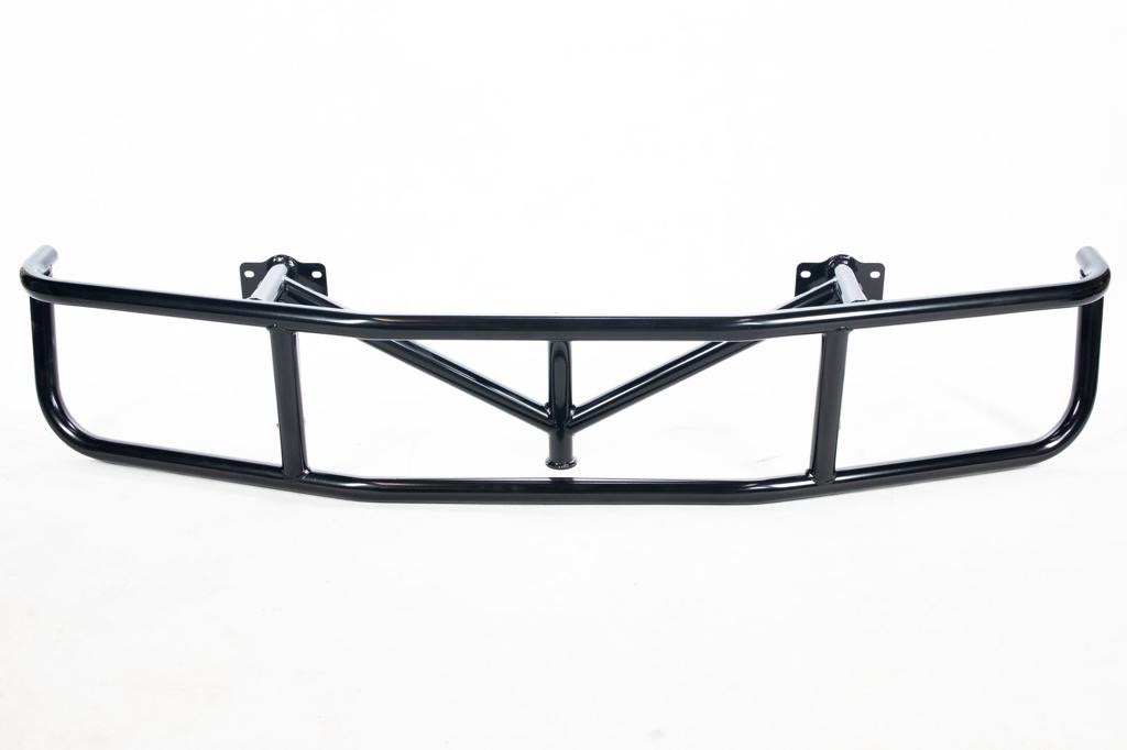 Czarna, spawana konstrukcja metalowa z mocowaniami, prawdopodobnie orurowanie ochronne do pojazdu, na białym tle.