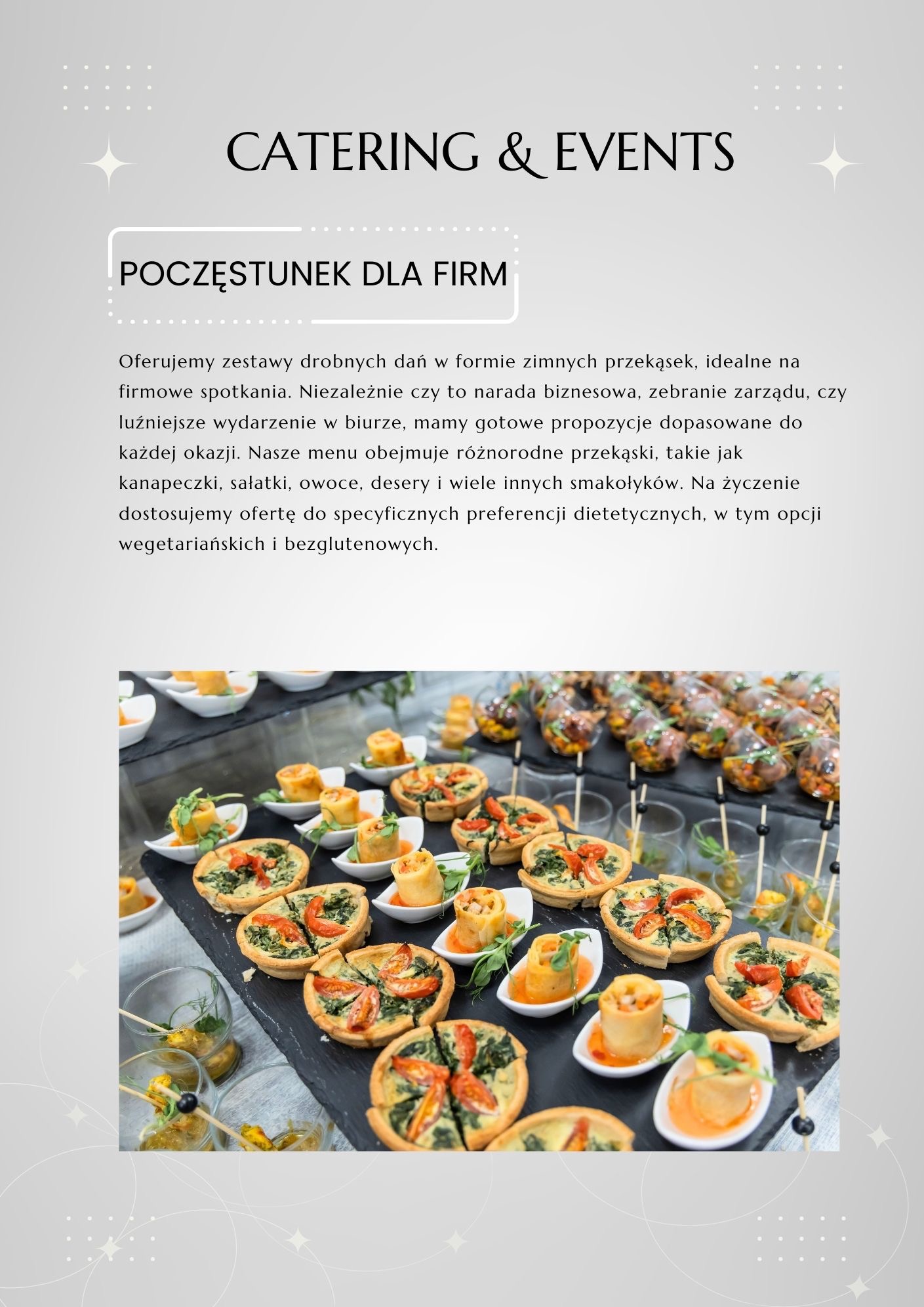 Elegancki catering firmowy: miniaturowe tartaletki ze szpinakiem i pomidorami, roladki z farszem na białych łyżeczkach oraz przekąski w szklanych naczyniach na ciemnym, kamiennym blacie.