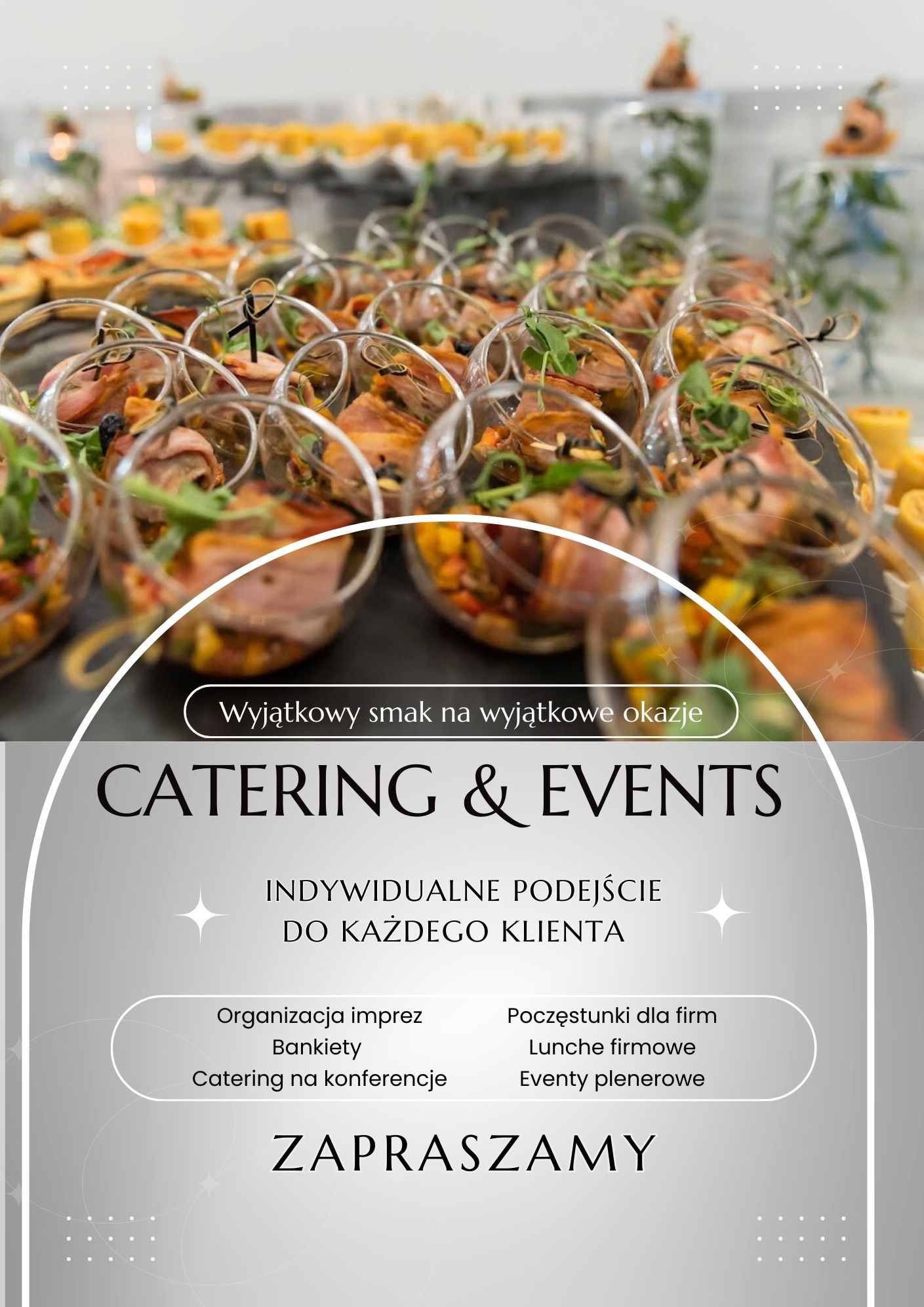 Kilkanaście porcji przystawek w szklanych naczyniach na czarnym blacie, z widocznymi elementami mięsnymi, warzywnymi i zielonymi dekoracjami, w tle pozostałe porcje i jasne tło.