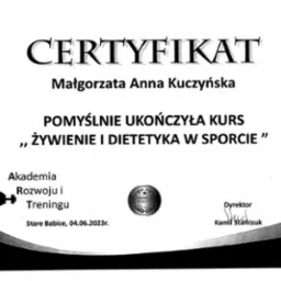 Skan certyfikatu ukończenia kursu 'Żywienie i Dietetyka w Sporcie' dla Małgorzaty Anny Kuczyńskiej, wydany przez Akademię Rozwoju i Treningu w Starych Babicach, z datą 04.06.2023r. oraz podpisem...