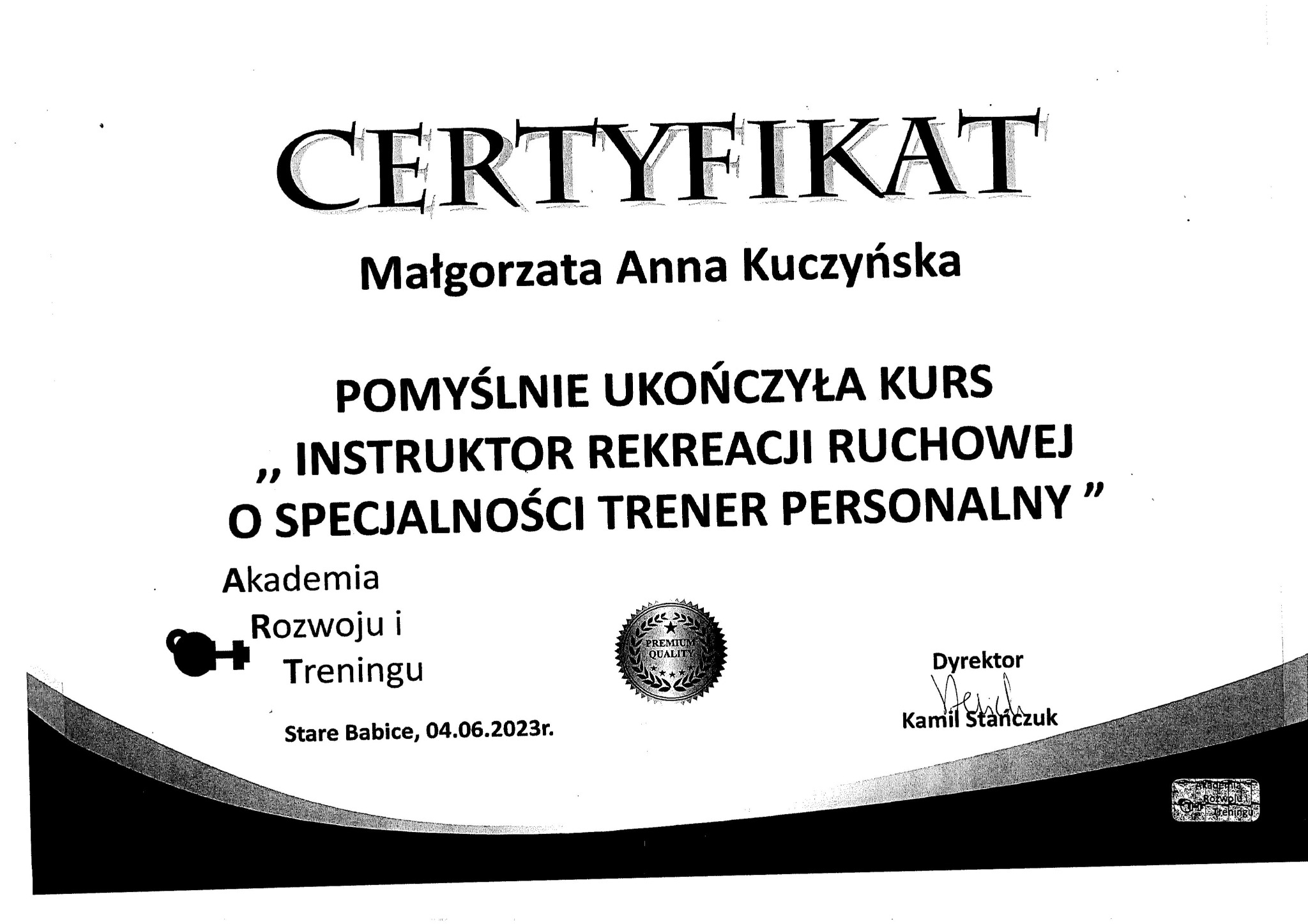 Skan certyfikatu ukończenia kursu instruktora rekreacji ruchowej ze specjalnością trenera personalnego, wystawionego na imię Małgorzata Anna Kuczyńska, z pieczęcią Akademii Rozwoju i Treningu...