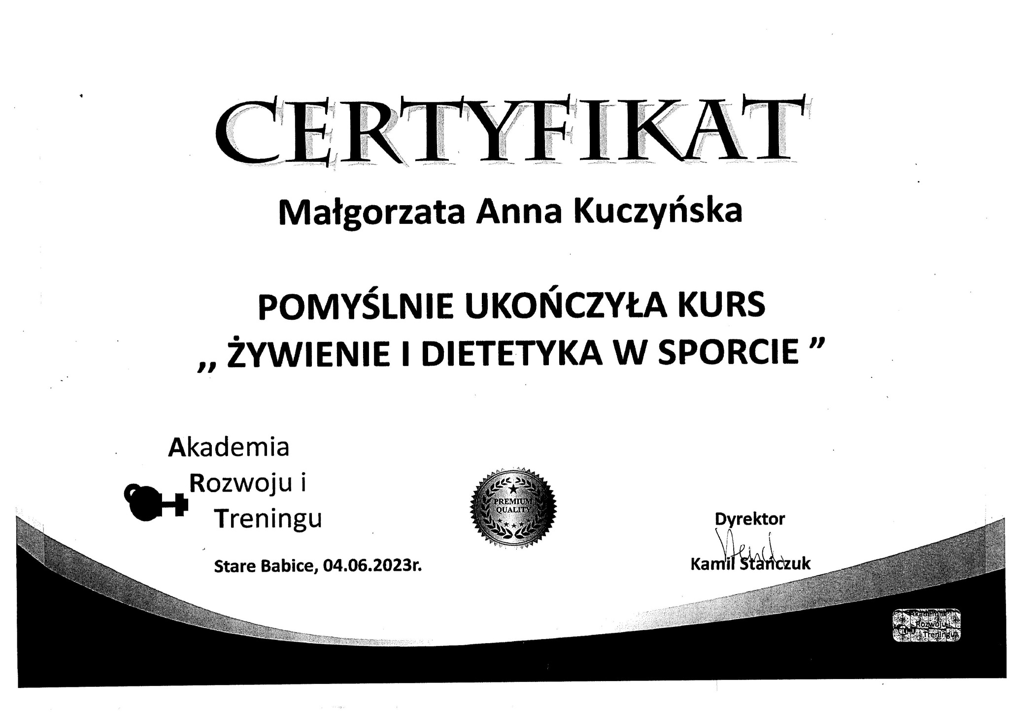Skan certyfikatu ukończenia kursu 'Żywienie i Dietetyka w Sporcie' dla Małgorzaty Anny Kuczyńskiej, wydany przez Akademię Rozwoju i Treningu w Starych Babicach, z datą 04.06.2023r. oraz podpisem...