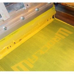 Tak wygląda siatka sitodrukowa, przy jej pomocy farba przepychana jest raklem , tworząc piękne, wyraziste i trwałe nadruki na odzieży czy torbach..