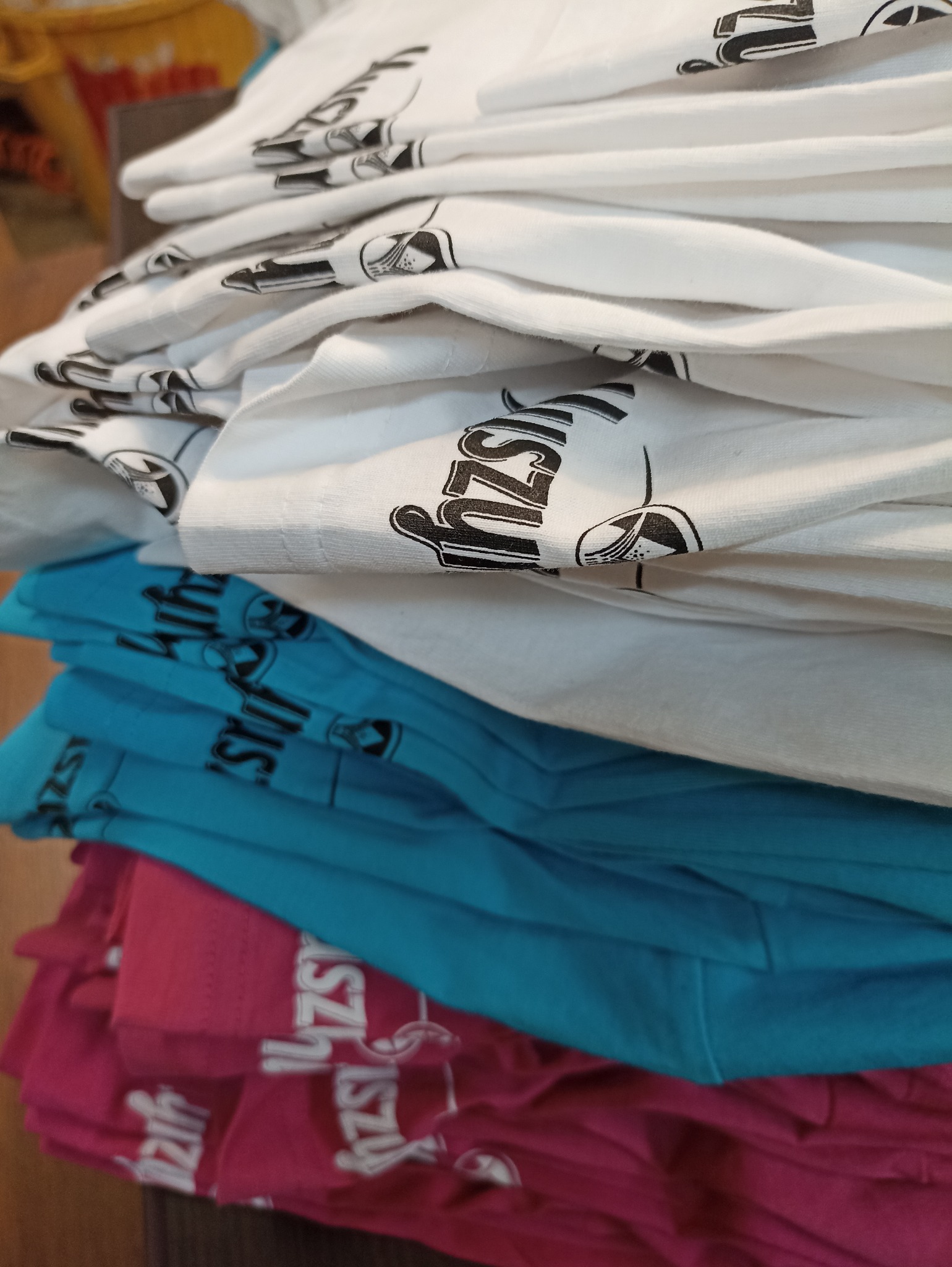 Nadruki jednokolorowe, nadruk sitem na rękawach koszulek bawełnianych,