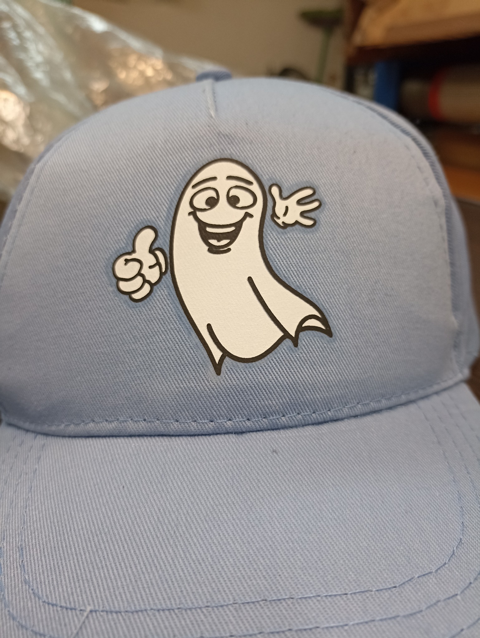 Nadruk transferem na czapkach dziecięcych.