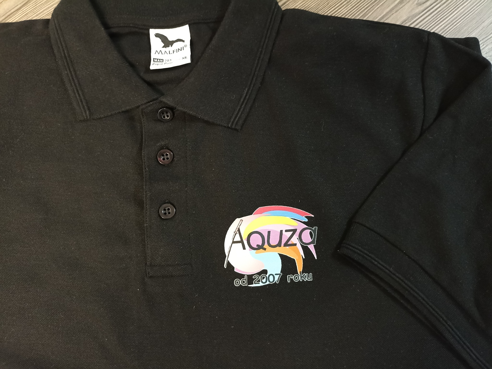 Nadruk wykonany transferem DTF ze względu na przejścia tonalne.