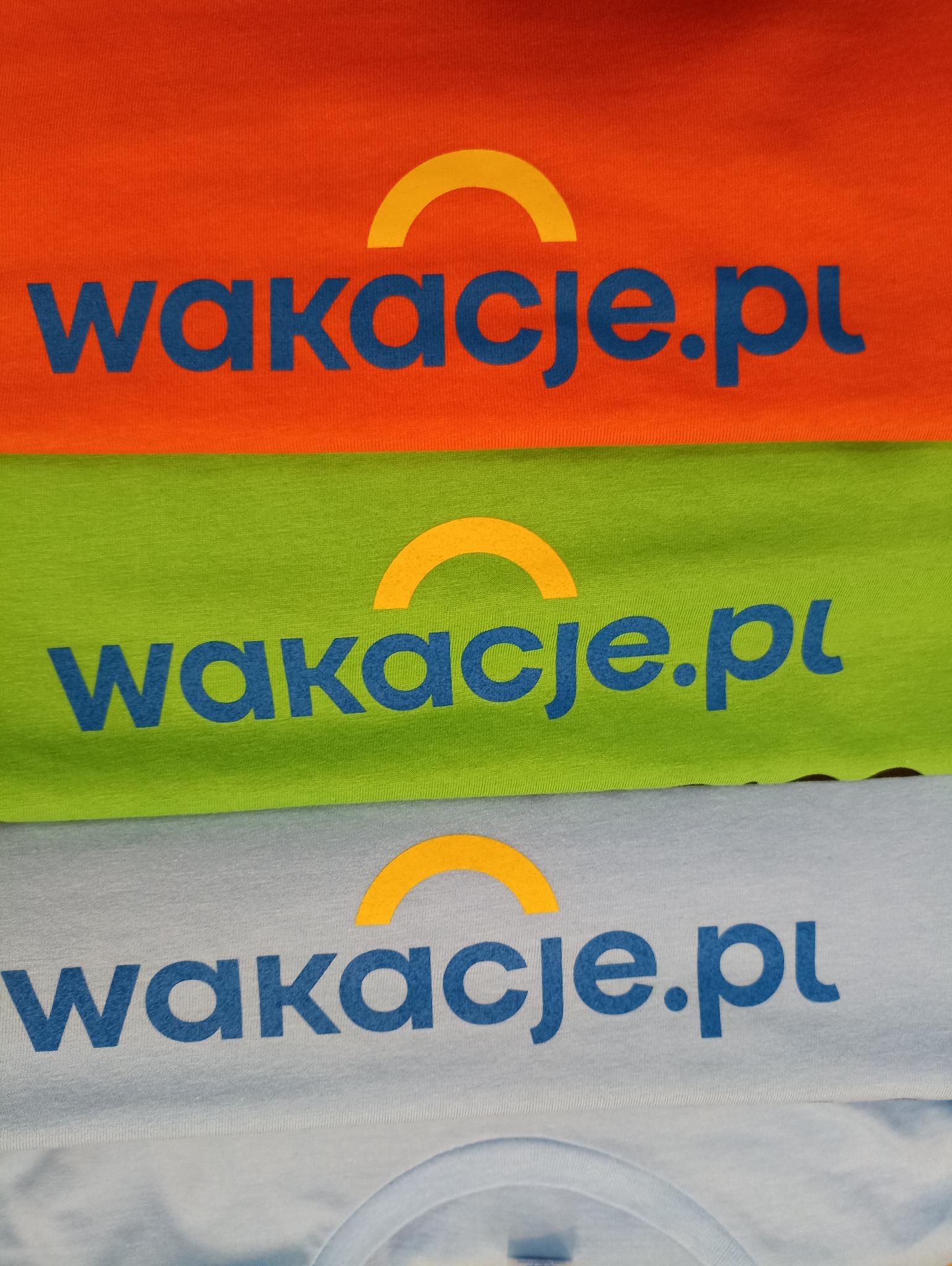 Nadruk 2 kolorowy na kolorowych koszulkach. Metoda druku sitodruk.