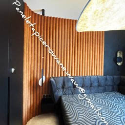  Panele tapicerowane półwałki w intensywnym kolorze ceglanym. 
Dodaj do tego łóżko tapicerowane w głębokim odcieniu brązu, które nie tylko zachwyca swoim wyglądem