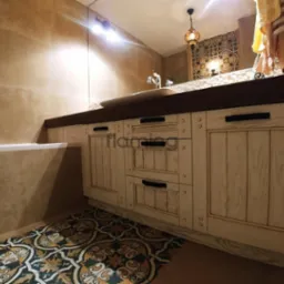 Zabudowa w łazience, fronty drewno lite postarzane.