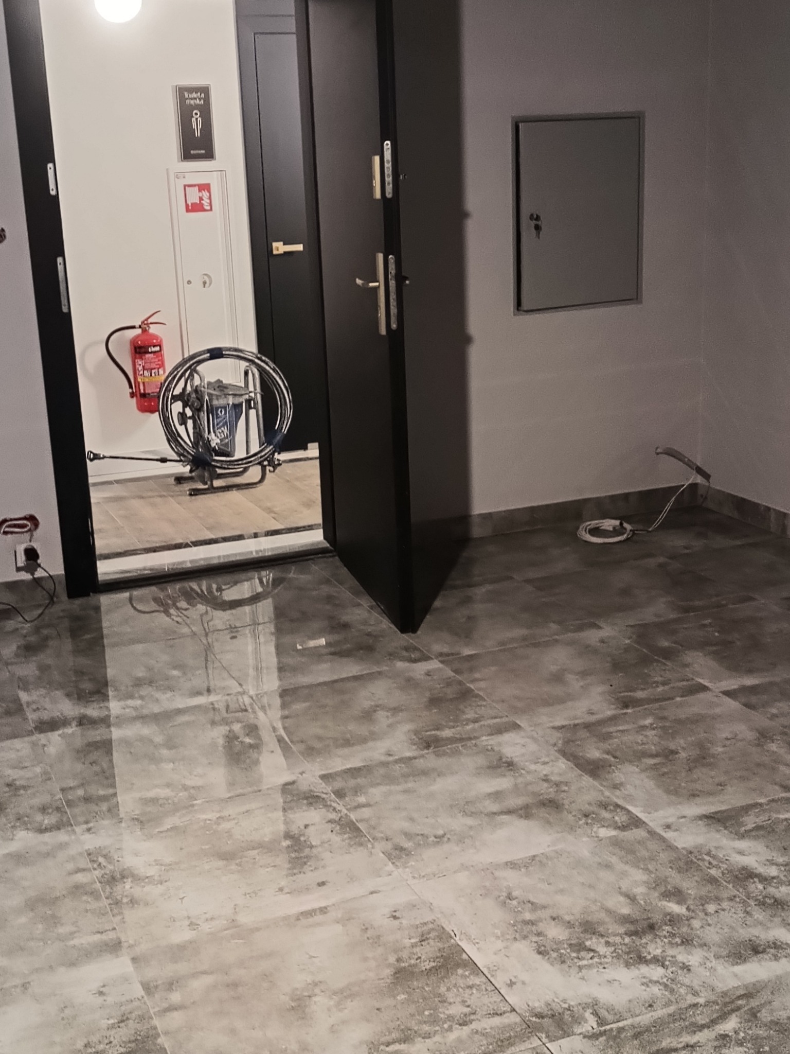 Wykonanie płytek szpachlowania i malowania biura