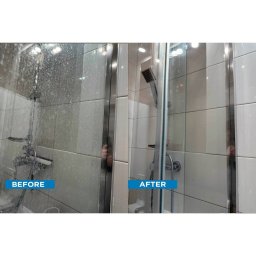 NaviClean - Porównanie kabiny prysznicowej przed i po czyszczeniu, widoczne osady kamienia usunięte z płytek i szklanej powierzchni.