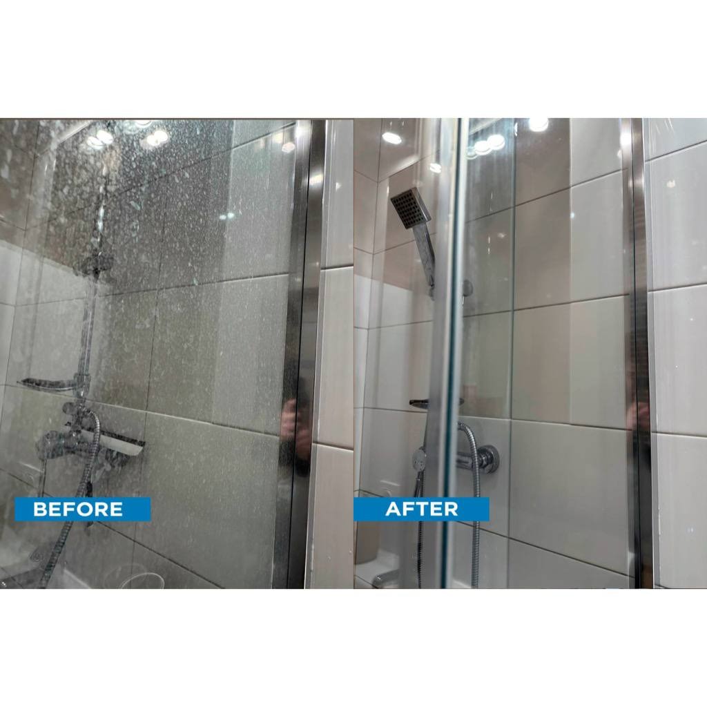 Porównanie kabiny prysznicowej przed i po czyszczeniu, widoczne osady kamienia usunięte z płytek i szklanej powierzchni.