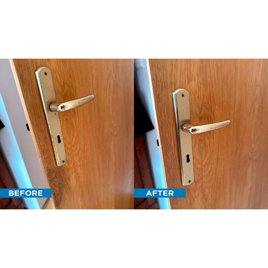 Zdjęcie typu 'przed i po' prezentujące odnowioną klamkę drzwiową z brudnej, matowej na czystą i błyszczącą. Klamka zamontowana na drewnianych drzwiach z widocznym otworem na klucz.