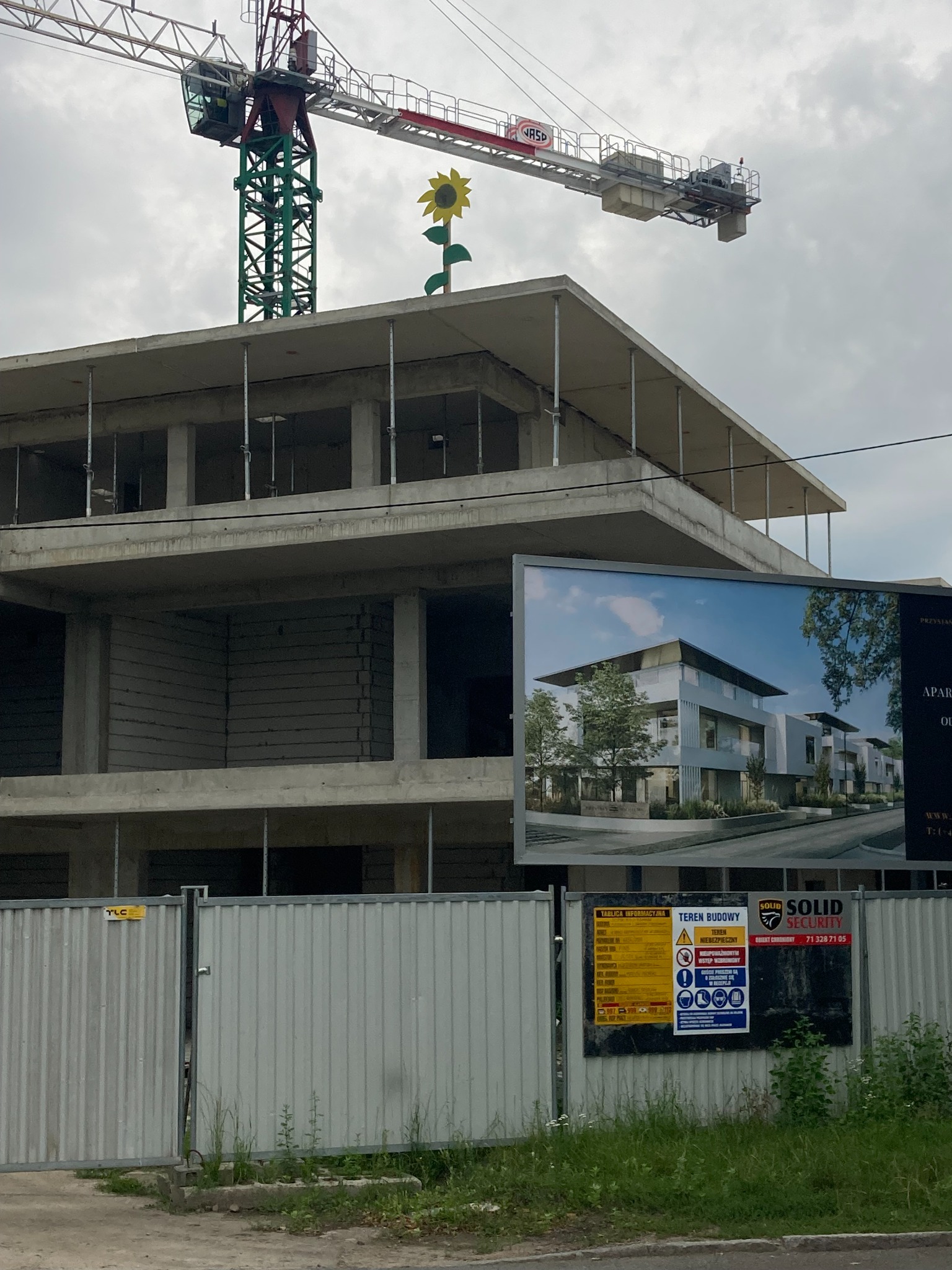 Braci Gierymskich 149. Od plyty funamentowej do dachu za 7 miesiency , trzy budynki .