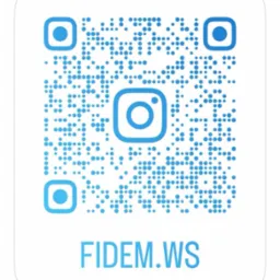 Niebieski kod QR z logo Instagrama pośrodku i adresem FIDEM.WS na białym tle.