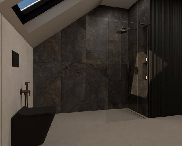 Nowoczesna łazienka na poddaszu z czarną armaturą i kabiną prysznicową typu walk-in, wykończona ciemnymi płytkami imitującymi kamień i oświetlona przez okno dachowe.