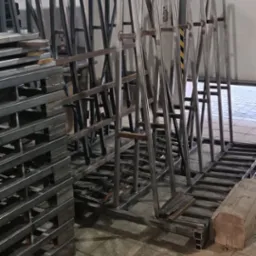 Konstrukcje stalowe, ramy i palety z profili stalowych, spawane, przygotowane do magazynowania lub transportu, widoczne ślady spawania.